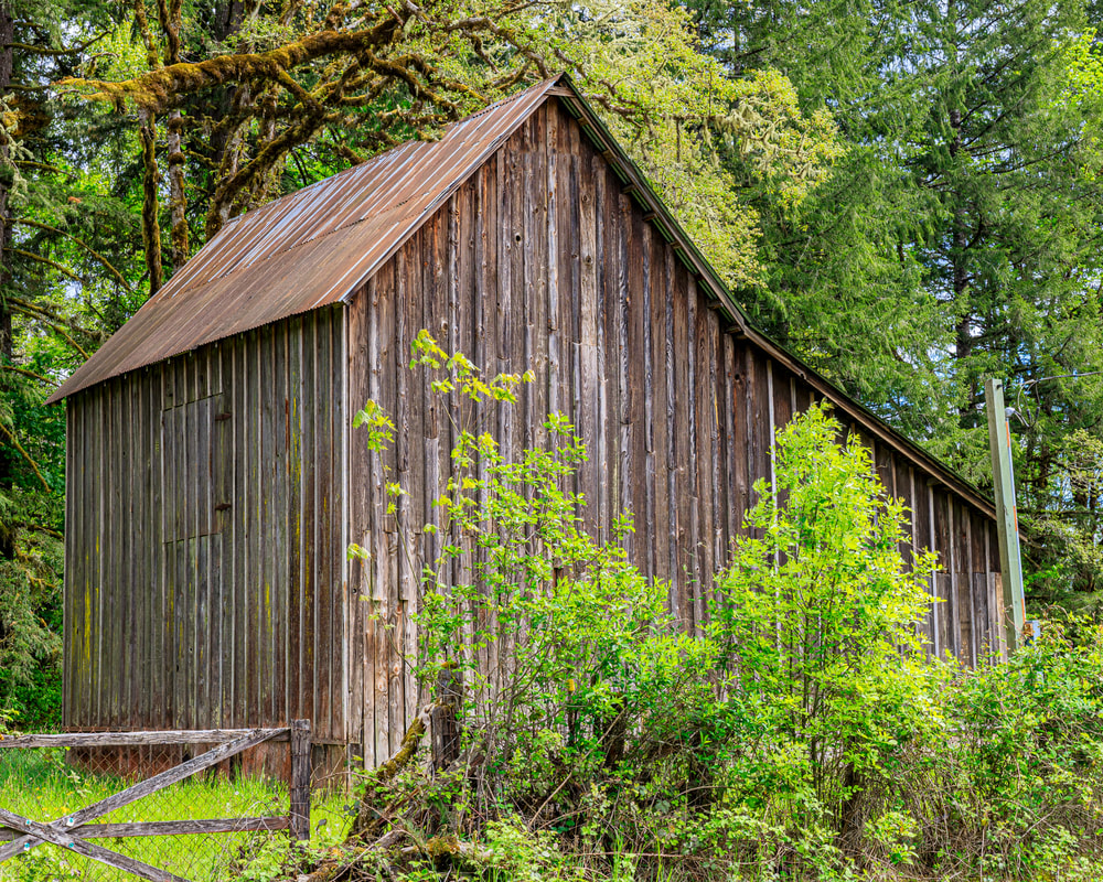 Old barn not far from Eugene, Oregon