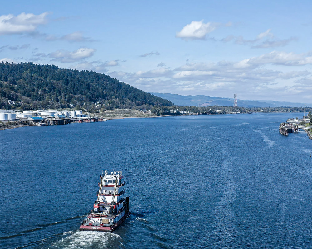 Tugboat on the Willamette River in Portland, Oregon